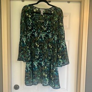 Size 6 x. Beautiful colors.  Flowy.